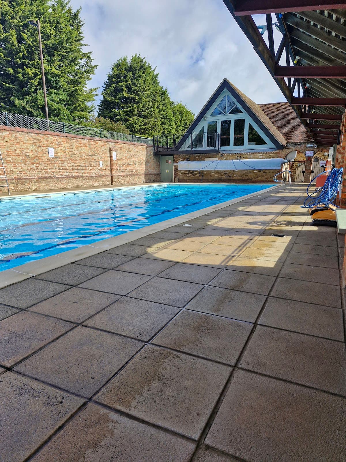 Eversholt Swimming Pool - Main view