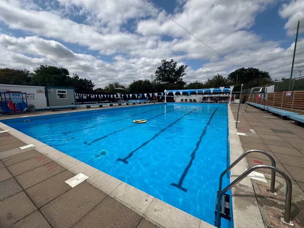 Kingsteignton Swimming Pool - Main view