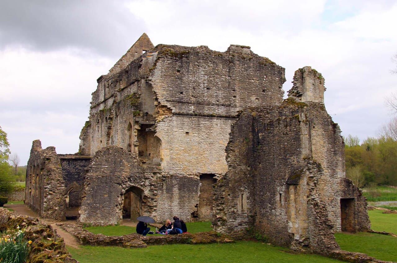 Minster Lovell Hall & Dovecote - Image 1