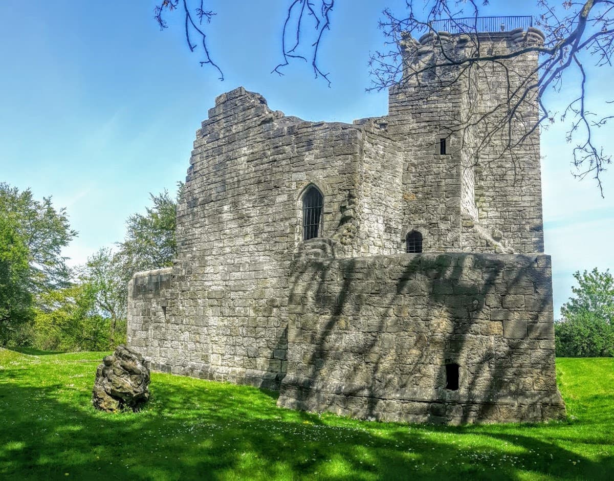 Crookston Castle - Image 2
