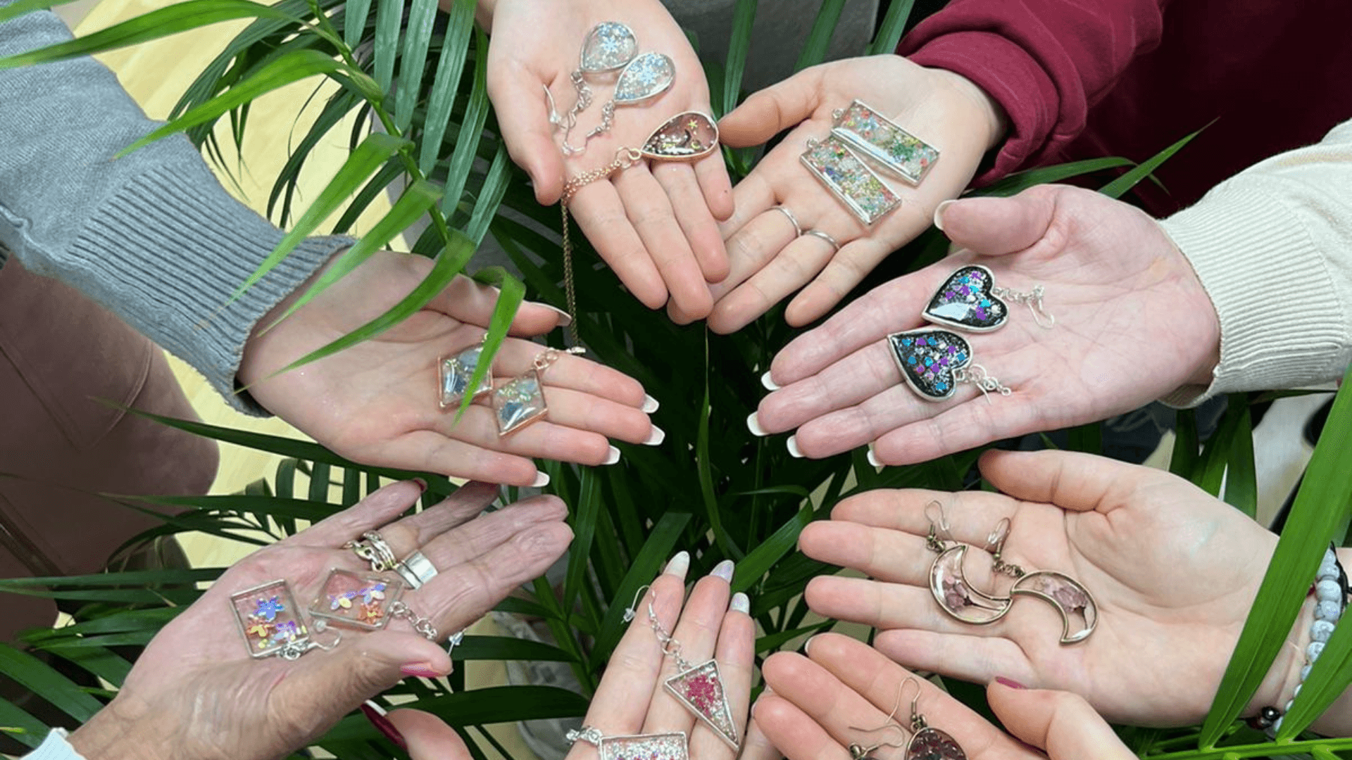 Stanwick ‘Lates’ – Resin Jewellery Making Workshop (age 10+)